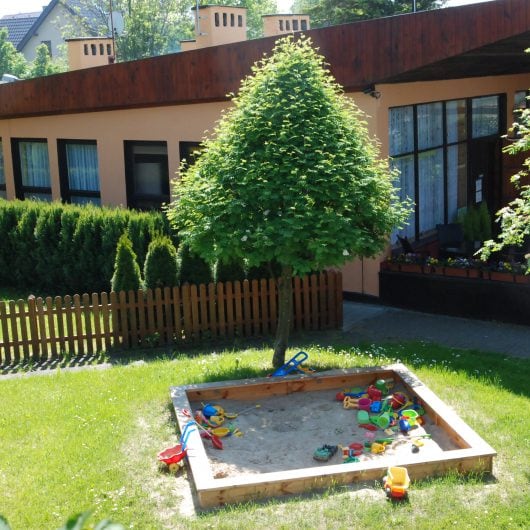 Piaskownica i glowny budynek